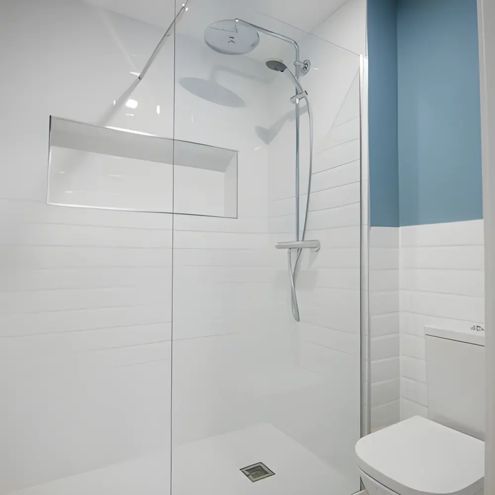 Alicatado de azulejos en un baño de Castellón