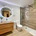 Baño reformado en Castellón con mampara y grifería nueva
